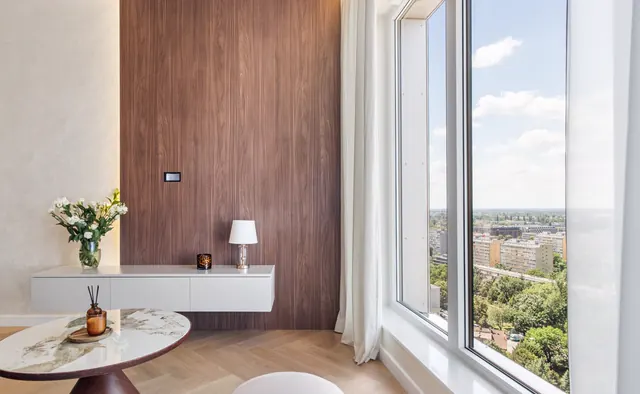 Salon apartamentu na 21. piętrze z widokiem na miasto