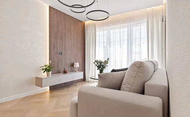 Salon – sofa i okna na zachód