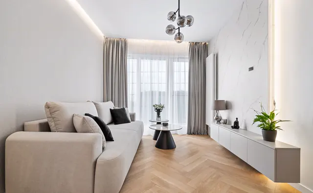 Salon – sofa przy oknach