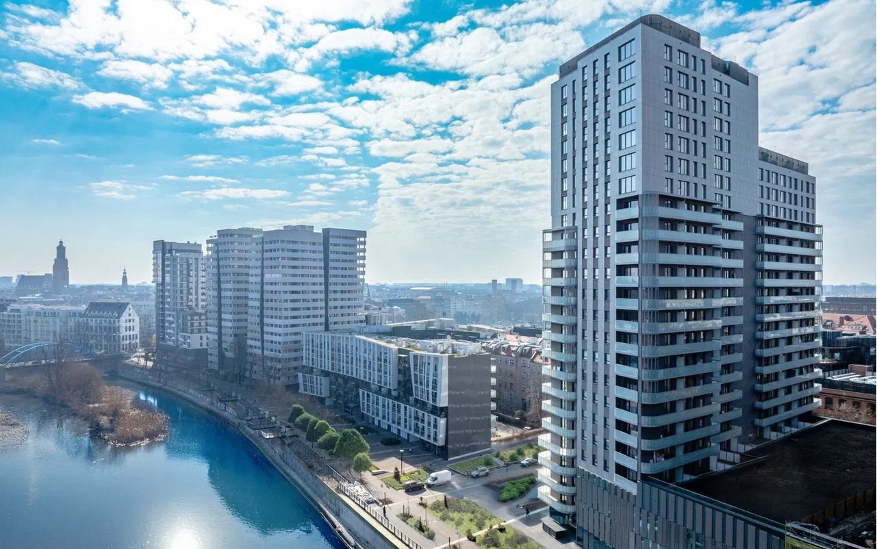 Wieżowiec Quorum Apartments nad Odrą z panoramą Wrocławia